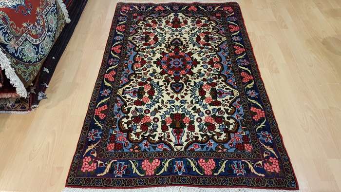 Very Fine Persian Bakhtiary Carpet 165cm x 103cm Hand Knotted