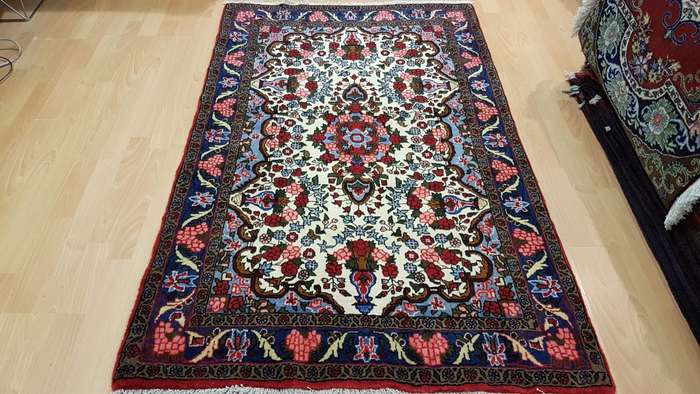 Very Fine Persian Bakhtiary Carpet 165cm x 103cm Hand Knotted