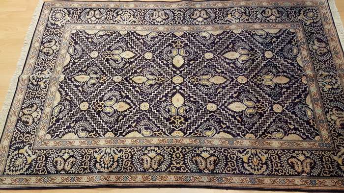 Fine Persian Kashan Carpet 210cm x 136cm Hand Knotted