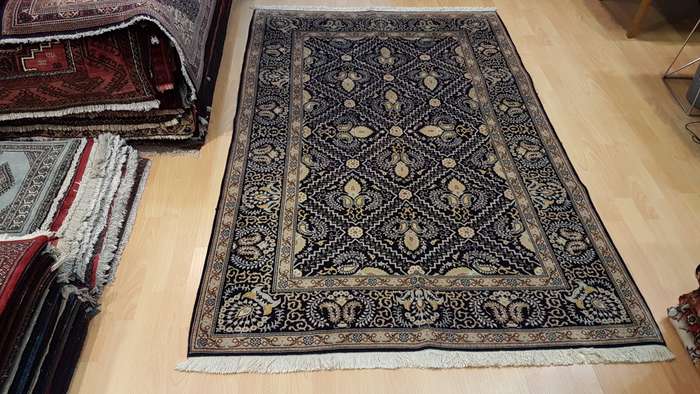 Fine Persian Kashan Carpet 210cm x 136cm Hand Knotted