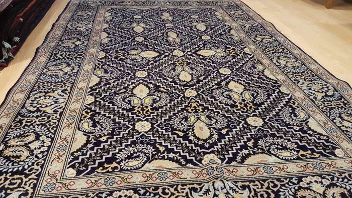 Fine Persian Kashan Carpet 210cm x 136cm Hand Knotted