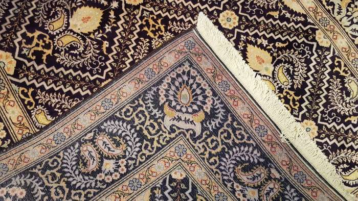Fine Persian Kashan Carpet 210cm x 136cm Hand Knotted
