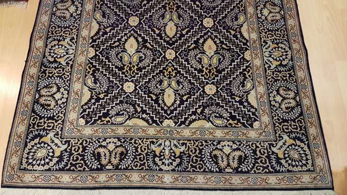 Fine Persian Kashan Carpet 210cm x 136cm Hand Knotted