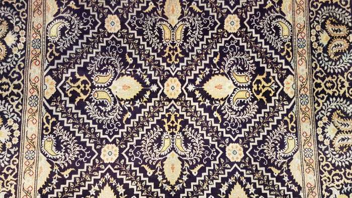 Fine Persian Kashan Carpet 210cm x 136cm Hand Knotted