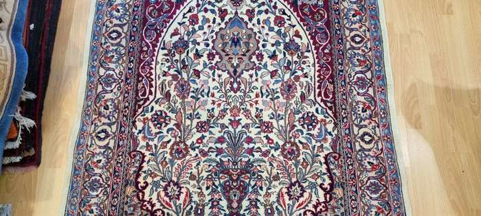 Very Fine Persian Mashhad Carpet - 166cm x 122cm Hand-Knotted