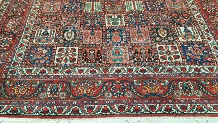 Very Fine Persian Bakhtiari Carpet 410cm x 310cm Hand Knotted