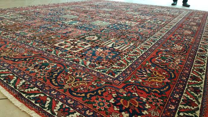 Very Fine Persian Bakhtiari Carpet 410cm x 310cm Hand Knotted