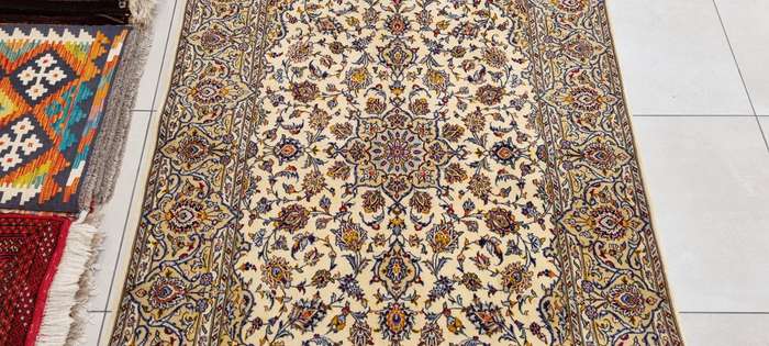 Very Fine Persian Kashan Carpet 220cm x 143cm Hand knotted