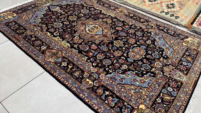 Very Fine Persian Kashan Carpet 222cm x 142cm Hand knotted