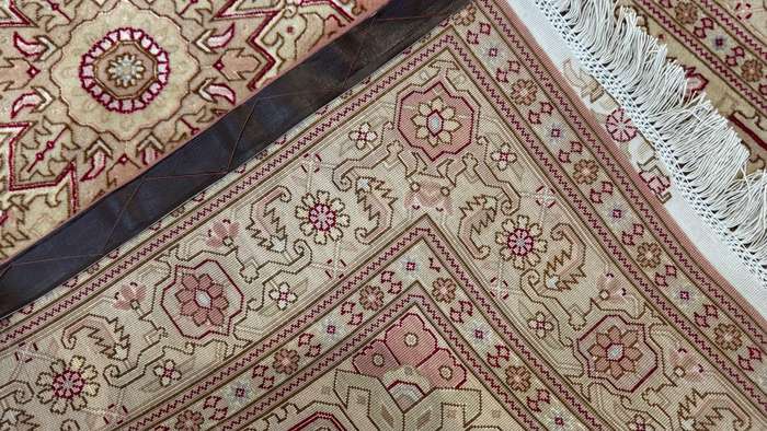 Very Fine Persian Tabriz Carpet 150cm x 100cm Hand Knotted