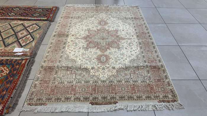 Very Fine Persian Tabriz Carpet 200cm x 150cm Hand Knotted