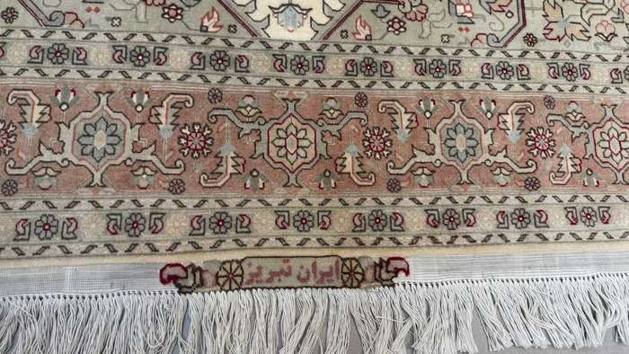 Very Fine Persian Tabriz Carpet 200cm x 150cm Hand Knotted