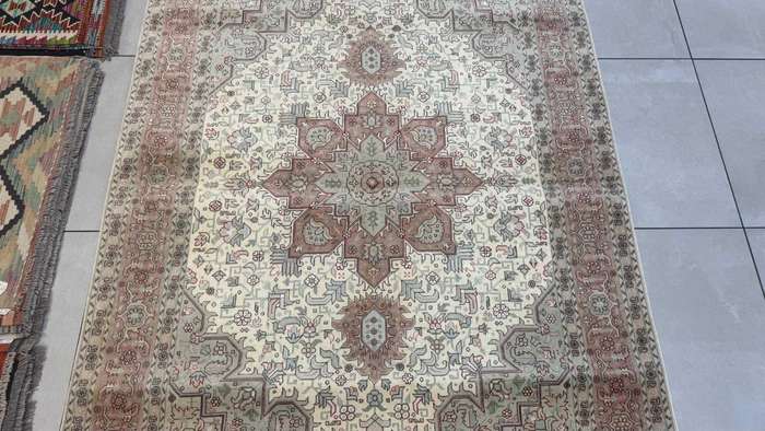 Very Fine Persian Tabriz Carpet 200cm x 150cm Hand Knotted