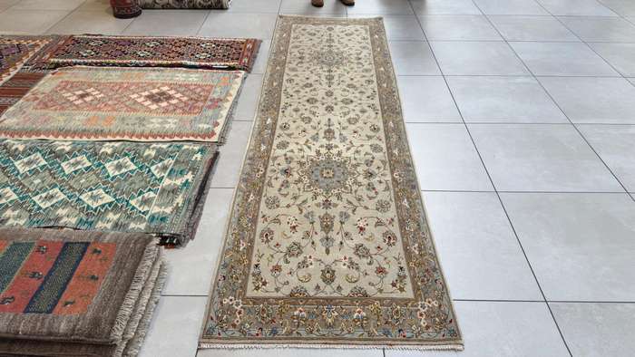 Very Fine Persian Kashan Carpet 310cm x 89cm Hand knotted