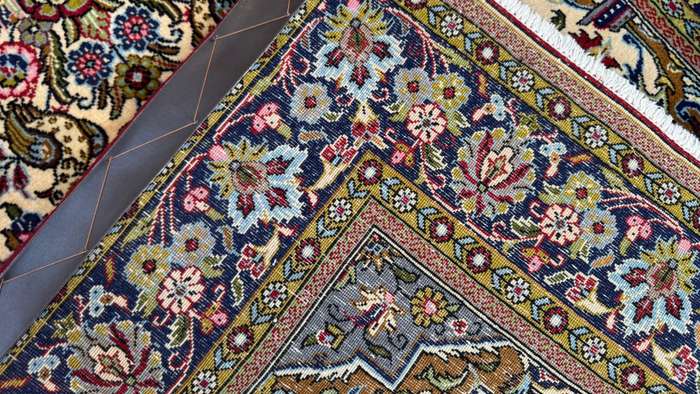 Very Fine Persian Qum Carpet 167cm x 107cm Hand Knotted