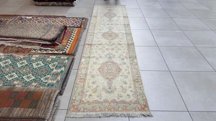 Very Fine Persian Tabriz Carpet 327cm x 81cm Hand Knotted