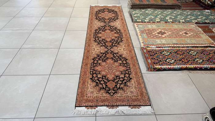 Very Fine Persian Tabriz Carpet 305cm x 80cm Hand Knotted