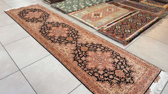 Very Fine Persian Tabriz Carpet 305cm x 80cm Hand Knotted