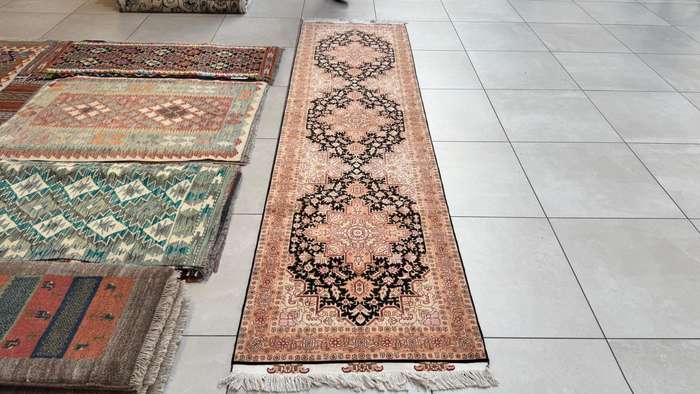 Very Fine Persian Tabriz Carpet 305cm x 80cm Hand Knotted