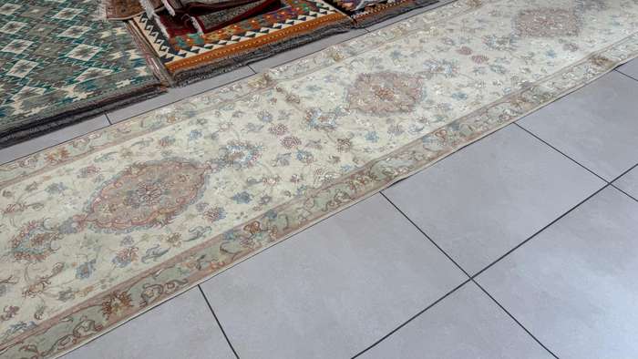 Very Fine Persian Tabriz Carpet 327cm x 81cm Hand Knotted