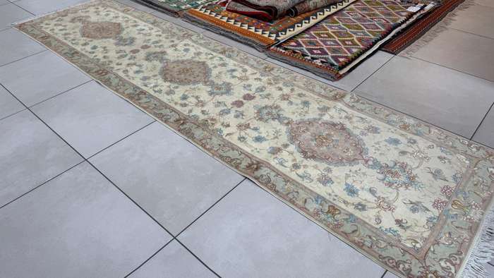 Very Fine Persian Tabriz Carpet 327cm x 81cm Hand Knotted