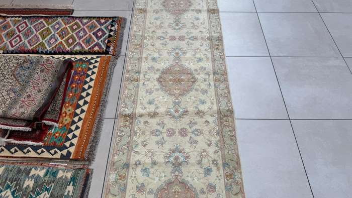 Very Fine Persian Tabriz Carpet 327cm x 81cm Hand Knotted