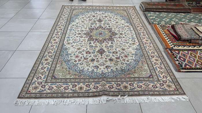 Very Fine Persian Tabriz Carpet 310cm x 205cm Hand Knotted