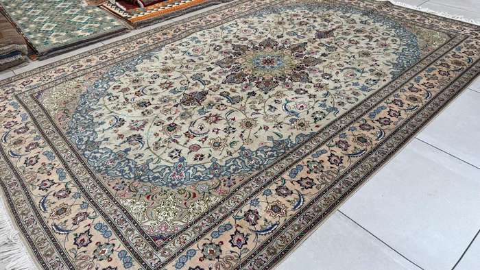 Very Fine Persian Tabriz Carpet 310cm x 205cm Hand Knotted