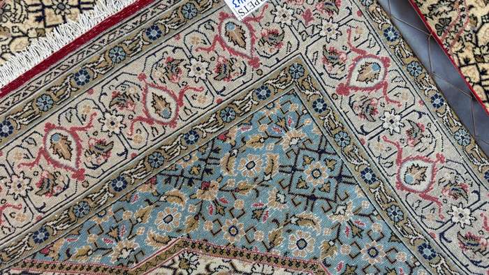 Fine Persian Qum Carpet 205cm x 143cm Hand Knotted