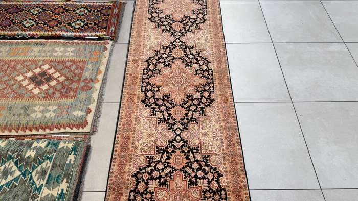 Very Fine Persian Tabriz Carpet 305cm x 80cm Hand Knotted
