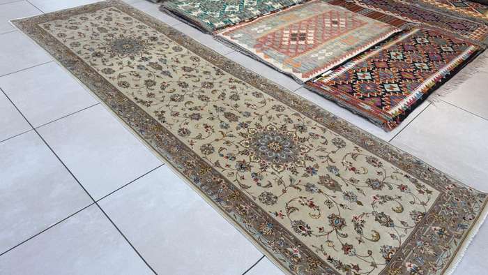 Very Fine Persian Kashan Carpet 310cm x 89cm Hand knotted