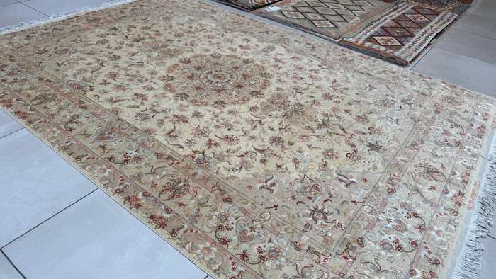 Very Fine Persian Tabriz Carpet 305cm x 203cm Hand Knotted