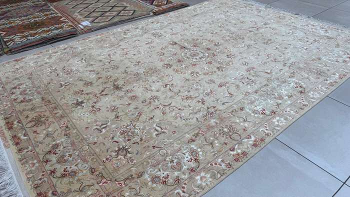 Very Fine Persian Tabriz Carpet 305cm x 203cm Hand Knotted