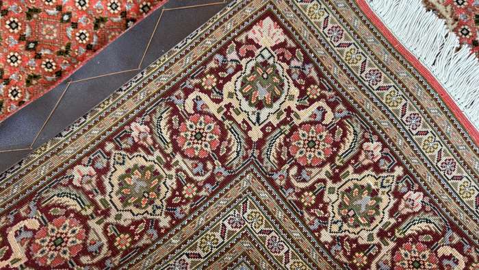 Very Fine Persian Tabriz Carpet 200cm x 150cm Hand Knotted