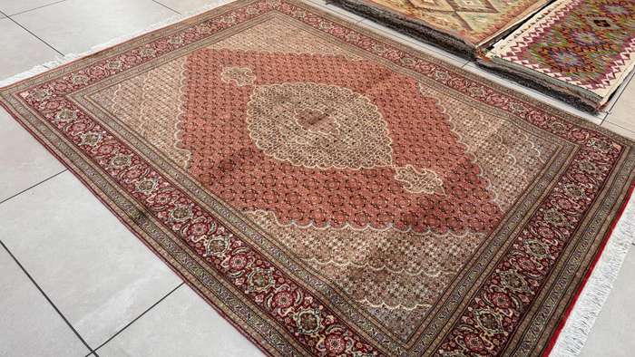Very Fine Persian Tabriz Carpet 200cm x 150cm Hand Knotted
