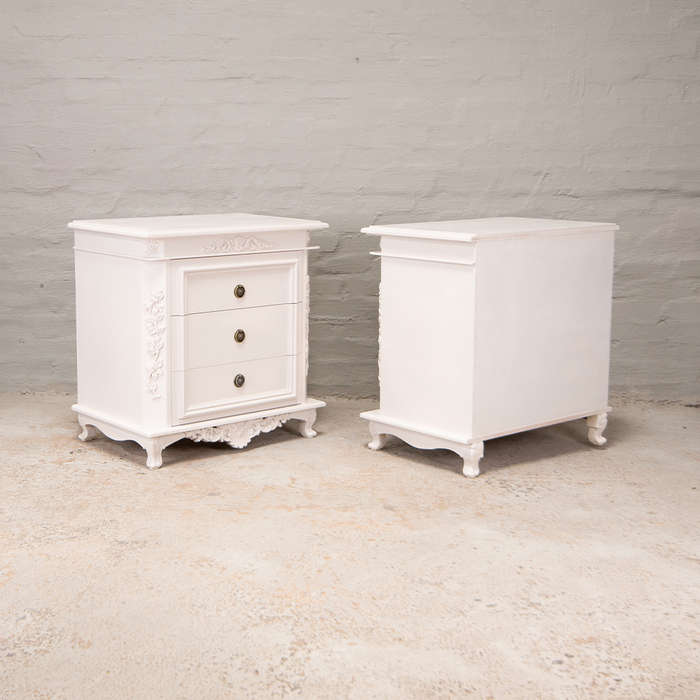 Large pedestals in white