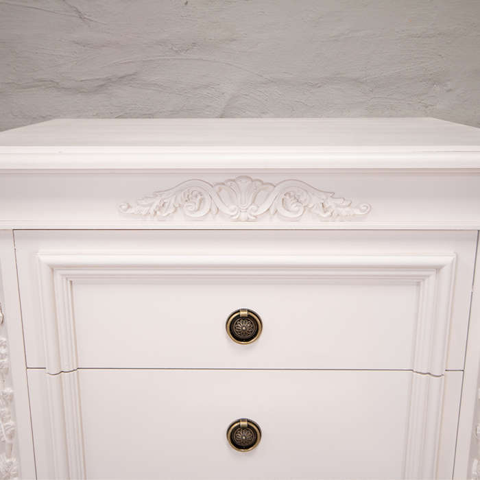 Large pedestals in white
