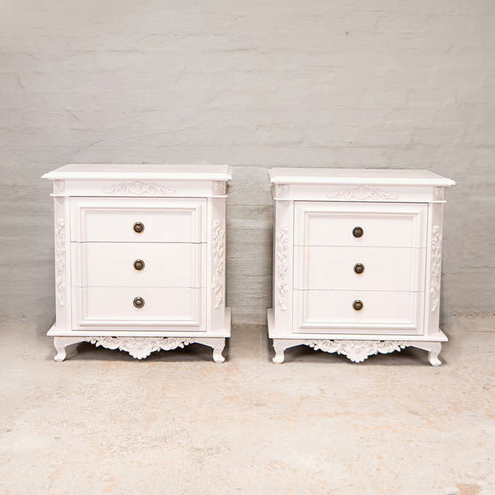 Large pedestals in white