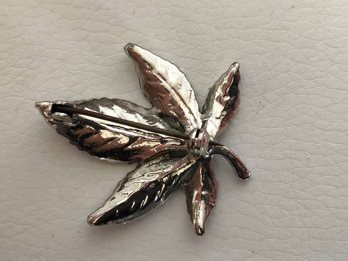 Brooch - 5 leaves with Embedded Diamante. Silver Colour #ML112