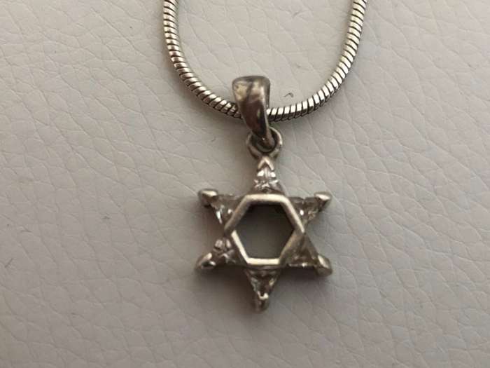 Necklace - Magen David Pendant With White Stones On Chain. Silver Colour #ML141