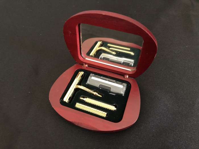 Men`s Travel Razor Set, Gold Tone - Small (In Compact With Mirror) #ML205 R295.00
