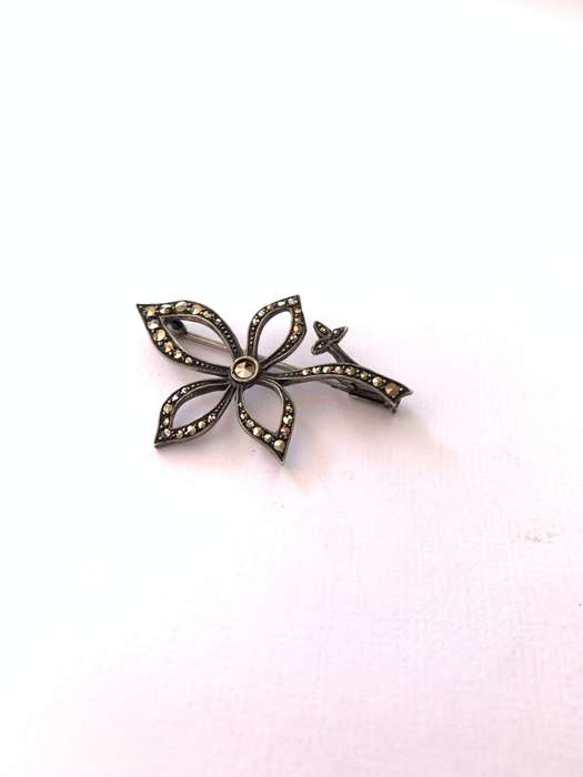 Brooch - Vintage Marcasite Flower Brooch. Silver Colour #ML986