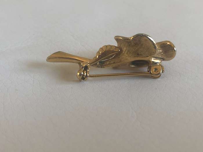 Brooch - Rose Design And One Diamante On The Side. Gold Colour #ML427