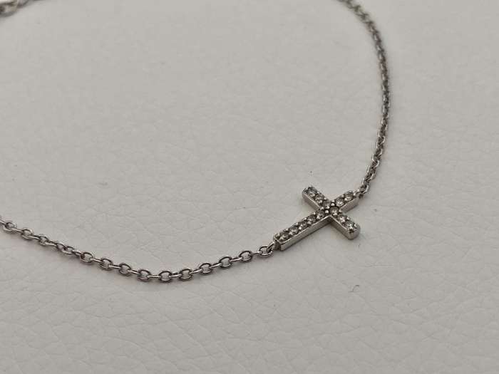 925 Silver Bracelet, Thin Chain & Cross #ML570 R495.00 | Dimensions: Bracelet is 225mm in Length,...