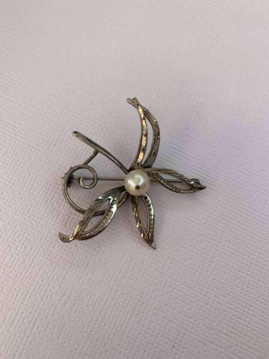 Brooch - Silver Vintage Flower Brooch With  Pearl In Centre #ML981 R495.00 | Dimensions: 38mm x 40mm