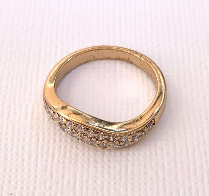 Ring - Band With White Stone Chips. Gold Coloured #ML1009