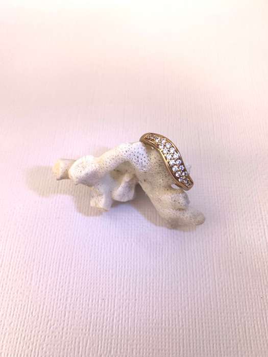 Ring - Band With White Stone Chips. Gold Coloured #ML1009
