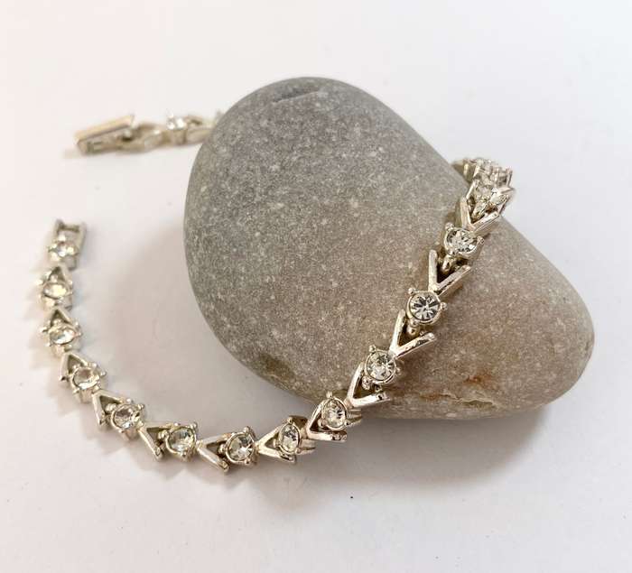 Bracelet - Avon Branded Bracelet With Arrows and Diamante #ML1296 R495.00 | Dimensions: 6mm x 214mm