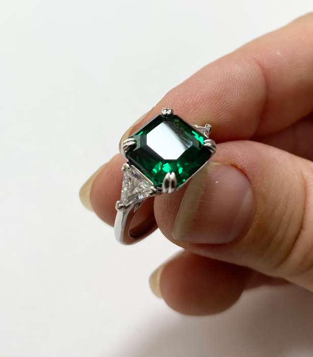 Ring - Swarovski Band With Large Green Square Centre Stone and 2 Side White Diamante. Silver Colo...