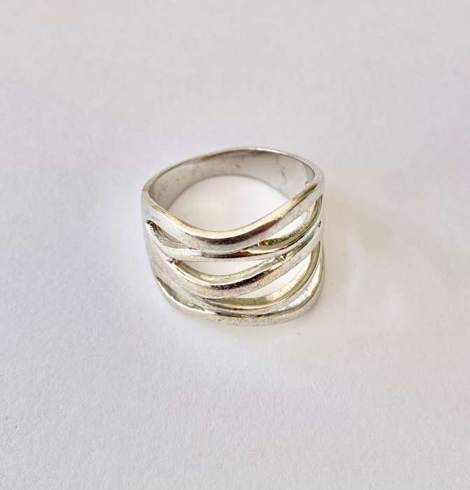 Ring - Sterling Silver Band With Cutout Design on Top. Stamped 925. #ML1591